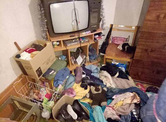 На Донеччині поліцейські врятували дитину, що замерзала, покинута в будинку