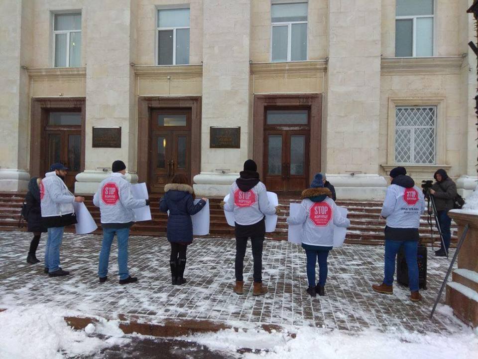 У рамках антирейдерського маршу ''СтопКор'' передав керівництву Херсонської ОДА вирок суду для екс-мера Сальдо