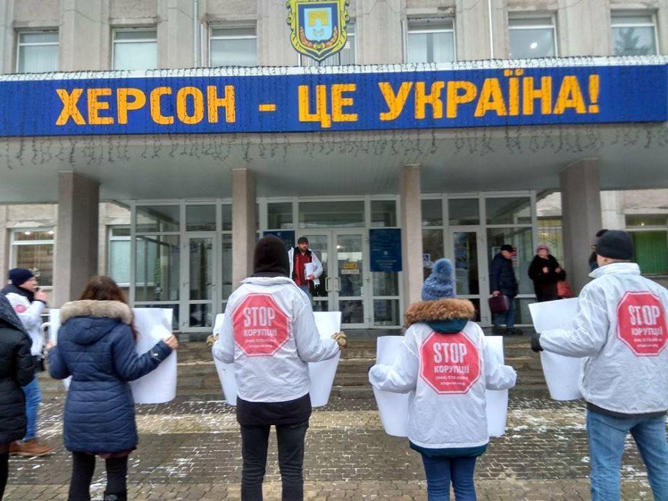 ''СтопКор'' ознайомив керівників Херсона з аферами, пов'язаними із захопленням підприємств у місті, у яких фігурує екс-мер Сальдо