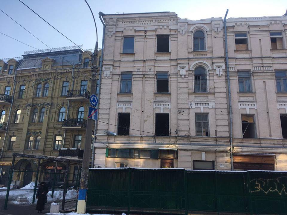 На скандальному будівництві на Подолі, яке після звернення ''СтопКору'' мають перевірити у Київраді, пожвавився демонтаж