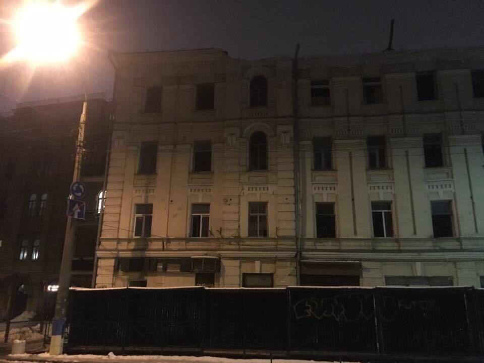 На скандальному будівництві на Подолі, яке після звернення ''СтопКору'' мають перевірити у Київраді, пожвавився демонтаж