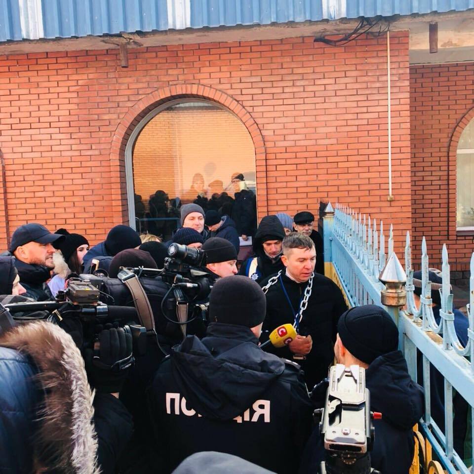Громадський активіст прикував себе до паркану скандального заводу ''Фанплит'' з вимогою закриття підприємства