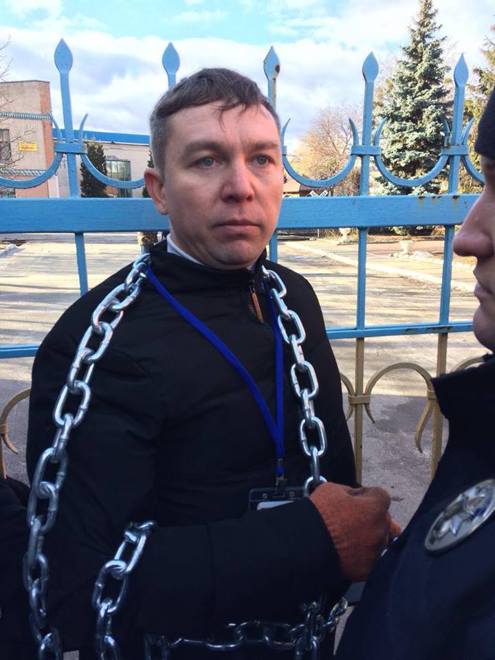 Громадський активіст прикував себе до паркану скандального заводу ''Фанплит'' з вимогою закриття підприємства