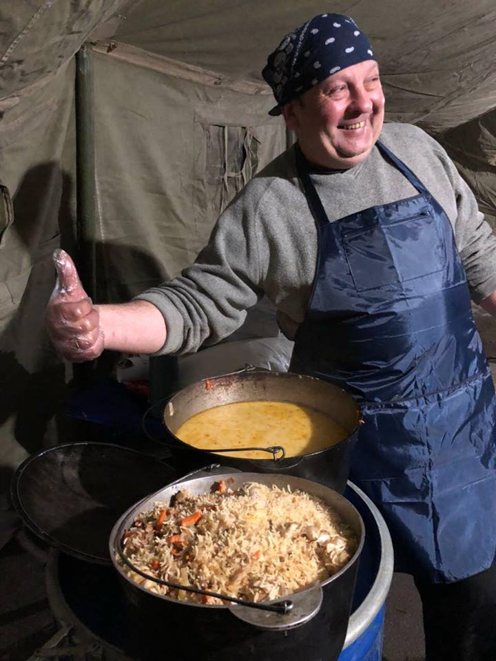 Жителі ЖК ''Комфорт Таун'' привезли їжу та чай у наметове містечко біля заводу ''Фанплит''