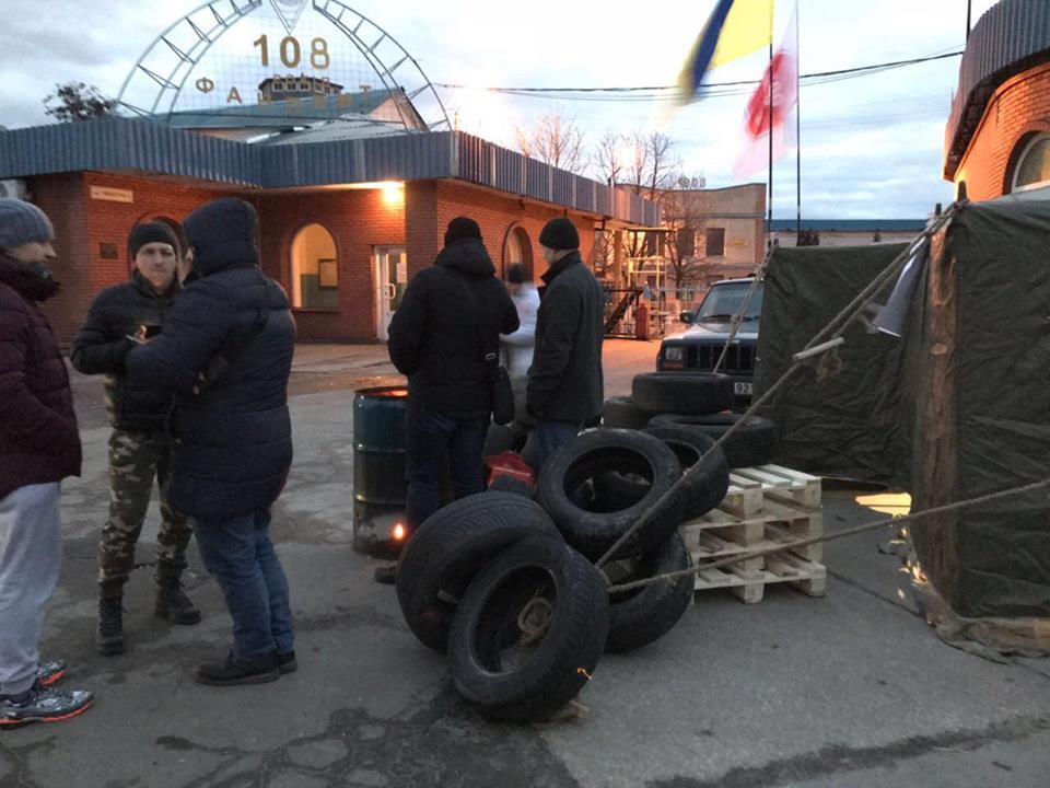 Жителі ЖК ''Комфорт Таун'' привезли їжу та чай у наметове містечко біля заводу ''Фанплит''