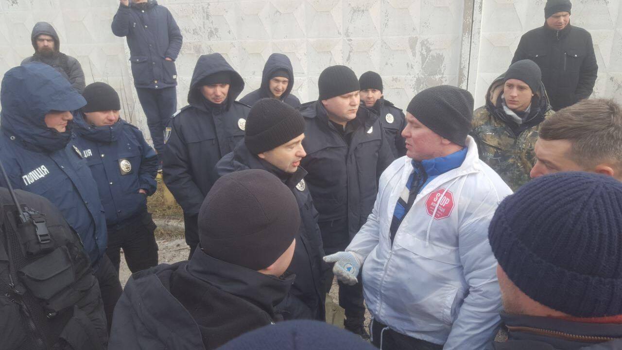 Жителі Дніпровського району перекрили дорогу з вимогою закриття небезпечного заводу біля ЖК ''Комфорт Таун''