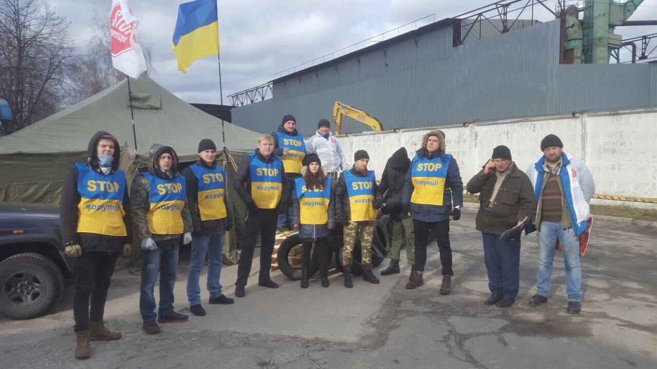 Жителі Дніпровського району перекрили дорогу з вимогою закриття небезпечного заводу біля ЖК ''Комфорт Таун''