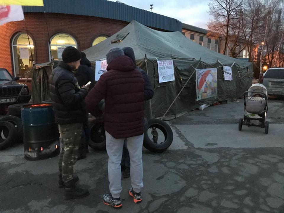 Жителі Дніпровського району перекрили дорогу з вимогою закриття небезпечного заводу біля ЖК ''Комфорт Таун''