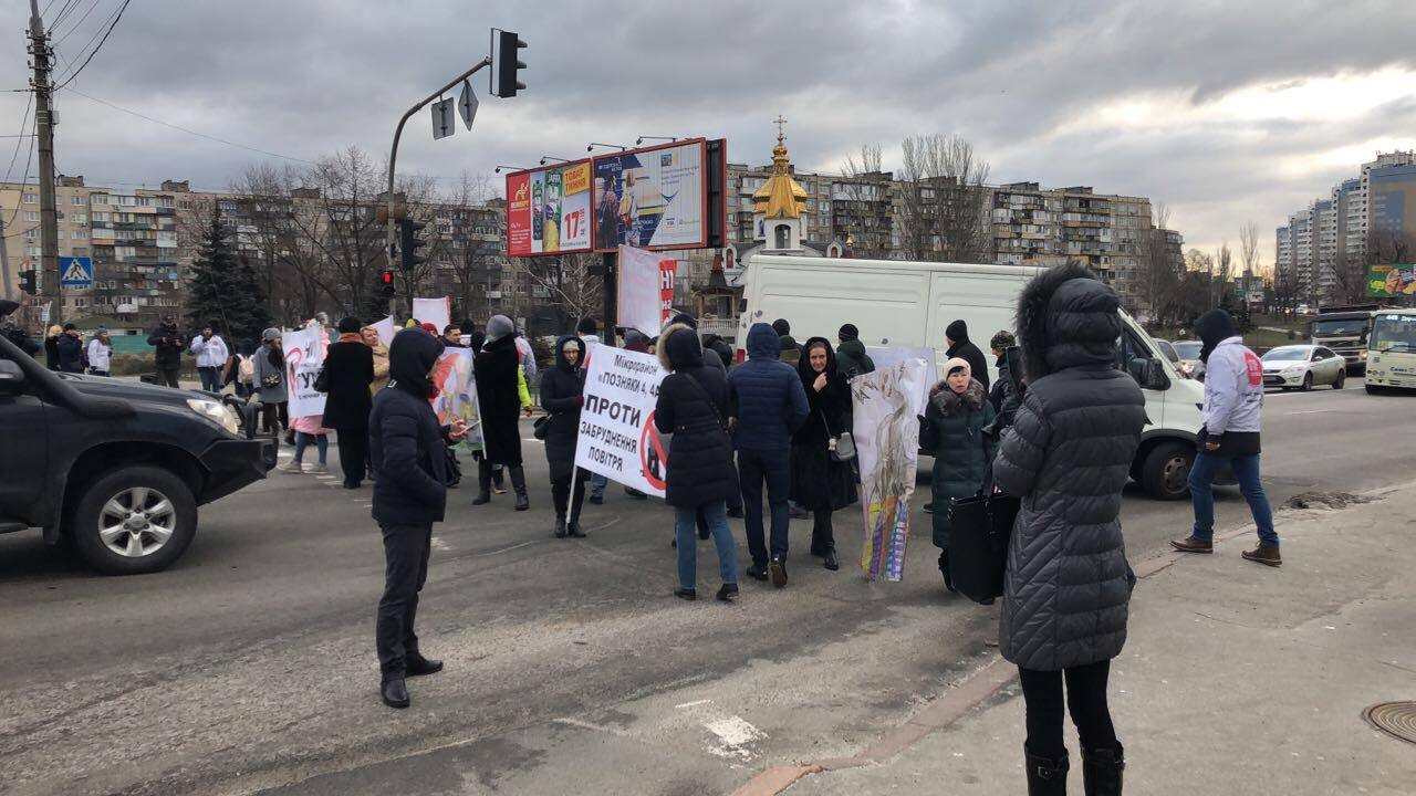 Жителі Дніпровського району перекрили дорогу з вимогою закриття небезпечного заводу біля ЖК ''Комфорт Таун''