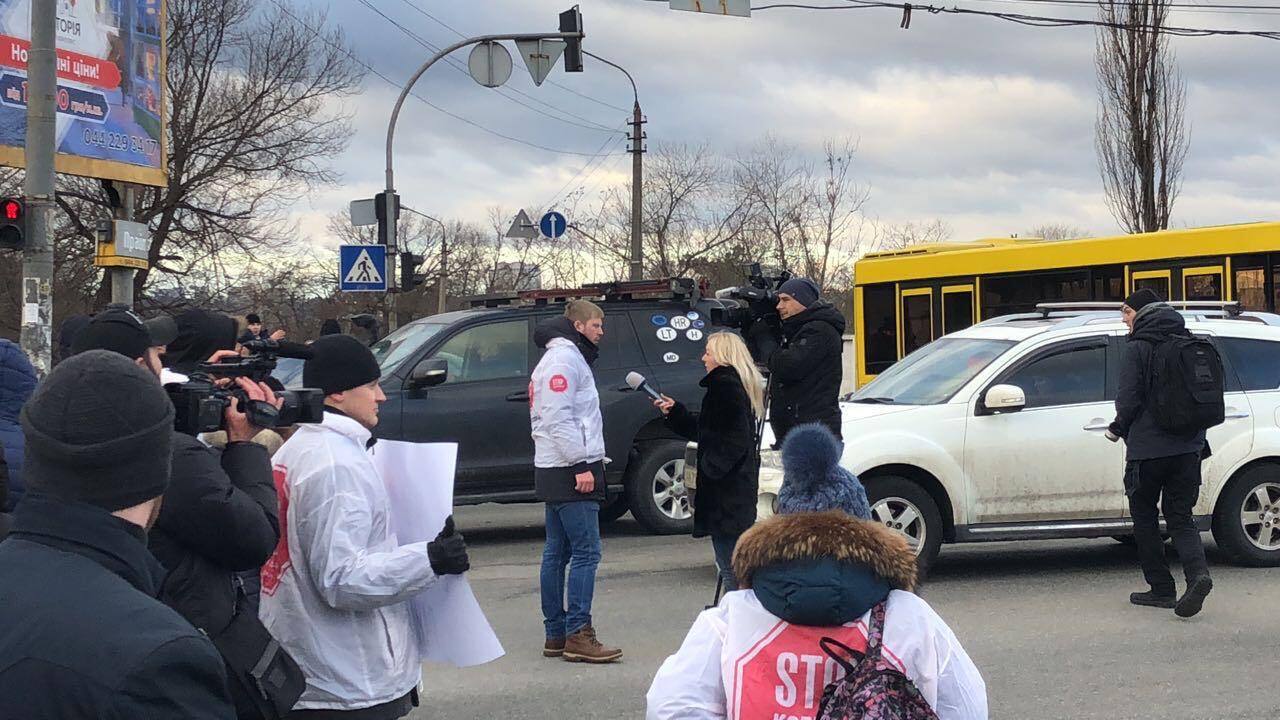 Жителі Дніпровського району перекрили дорогу з вимогою закриття небезпечного заводу біля ЖК ''Комфорт Таун''