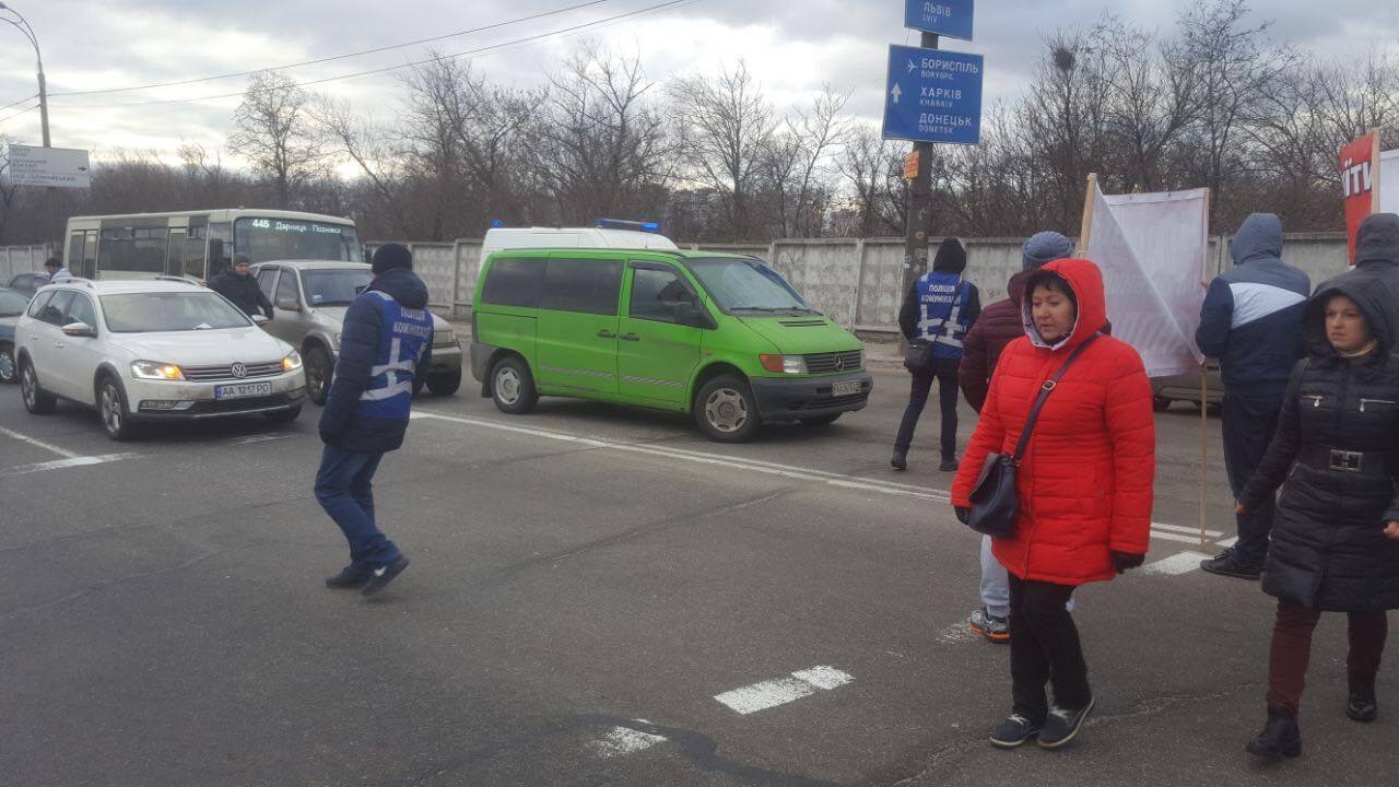 Жителі Дніпровського району перекрили дорогу з вимогою закриття небезпечного заводу біля ЖК ''Комфорт Таун''