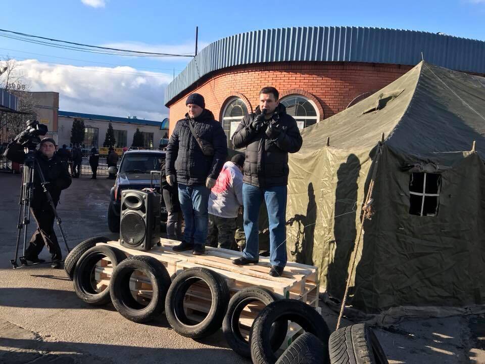 ''СтопКор'' на підтримку жителів ''Комфорт Тауну'' встановив намет біля скандального заводу ''Фанплит''