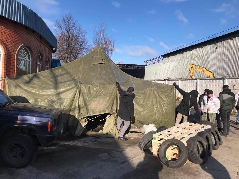 ''СтопКор'' на підтримку жителів ''Комфорт Тауну'' встановив намет біля скандального заводу ''Фанплит''