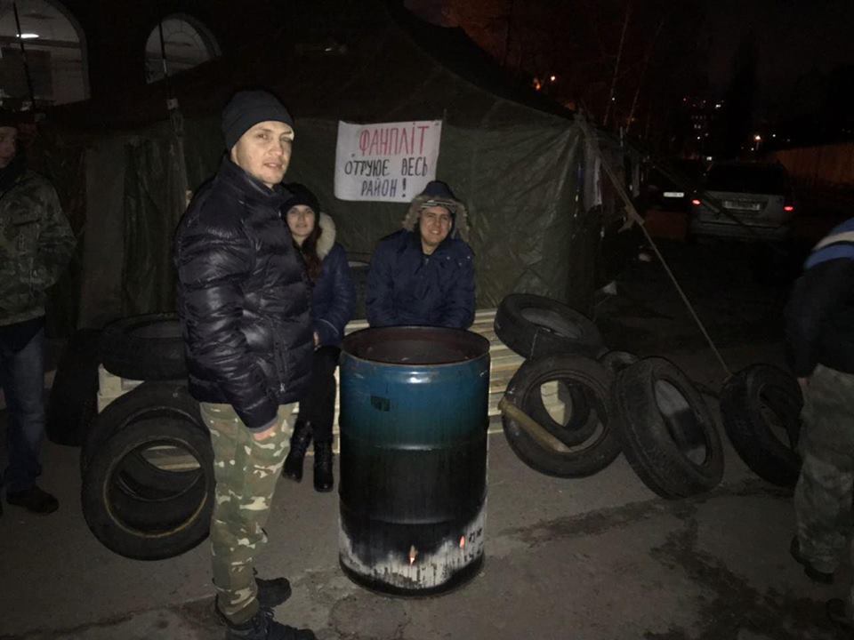 Жителі Дніпровського району перекрили дорогу з вимогою закриття небезпечного заводу біля ЖК ''Комфорт Таун''