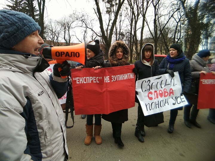 Журналісти звели стіну з газет під Львівською ОДА