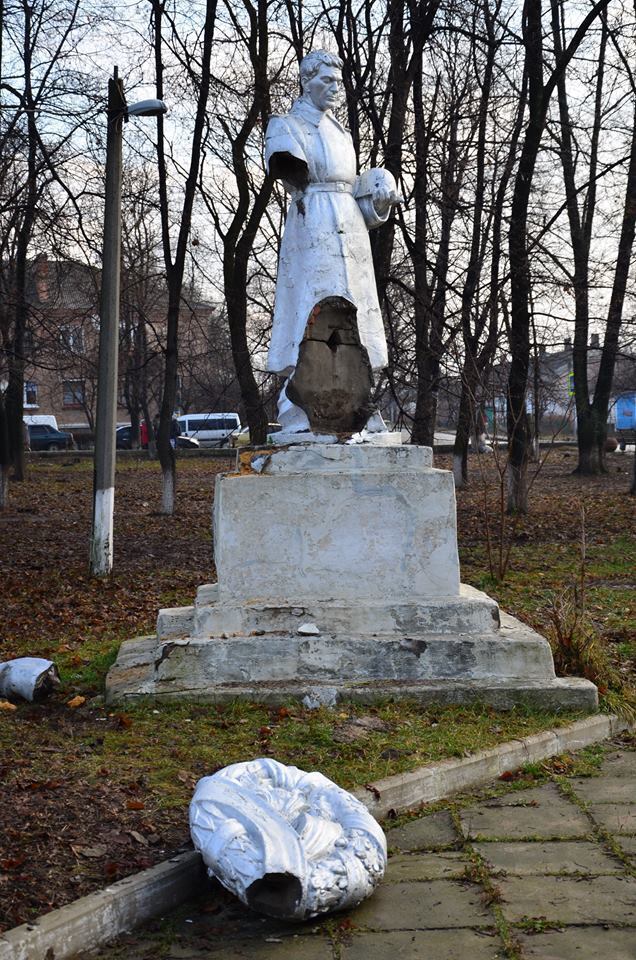 У Кіровоградській області розбили пам'ятник загиблим воїнам Другої світової війни – кадри