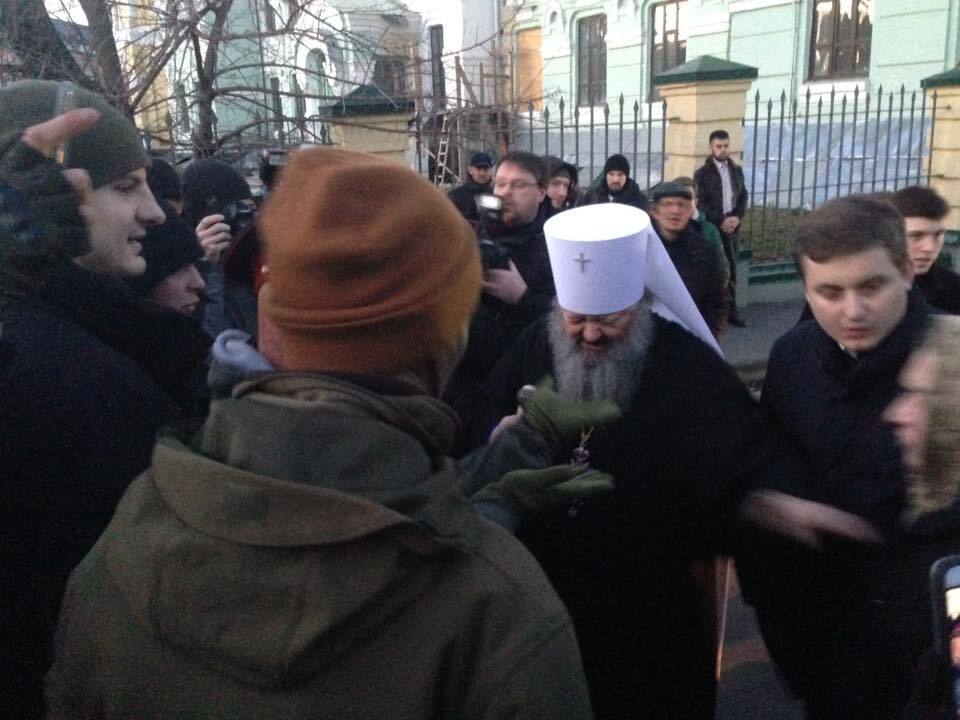 ''ФСБ, геть з Лаври!'' – під Києво-Печерською лаврою акція протесту – в'їзд заблокований, – подробиці