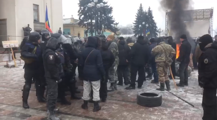 Під стінами Верховної Ради спалили прапор Росії – почалися перші зіткнення: кадри