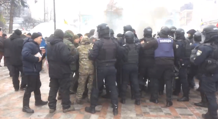 Під стінами Верховної Ради спалили прапор Росії – почалися перші зіткнення: кадри