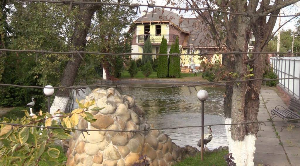 Закопати мільйон: директор Київського крематорію має поховати свій незаконно споруджений ставок