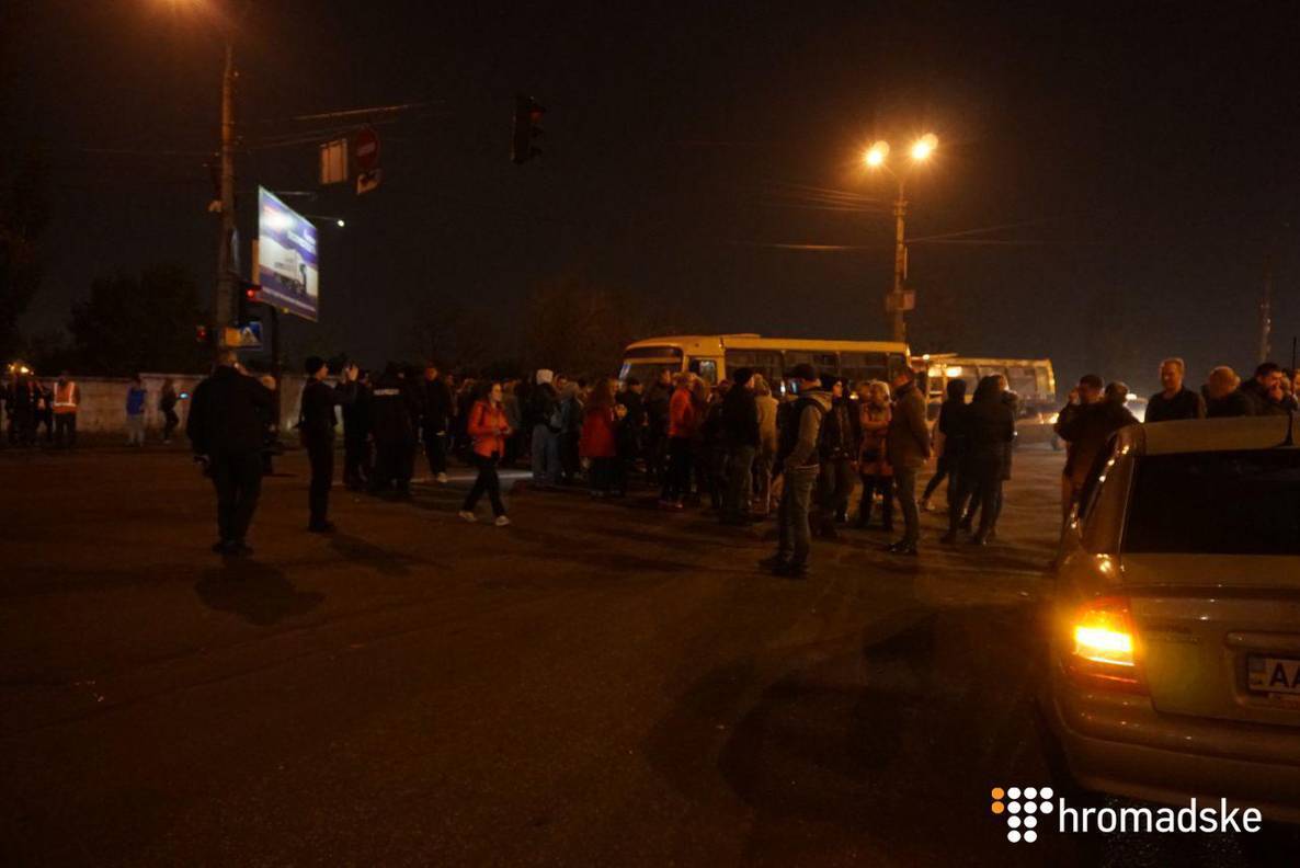 Мешканці одного з будинків Києва перекрили Харківське шосе з вимогою повернути їм електрику