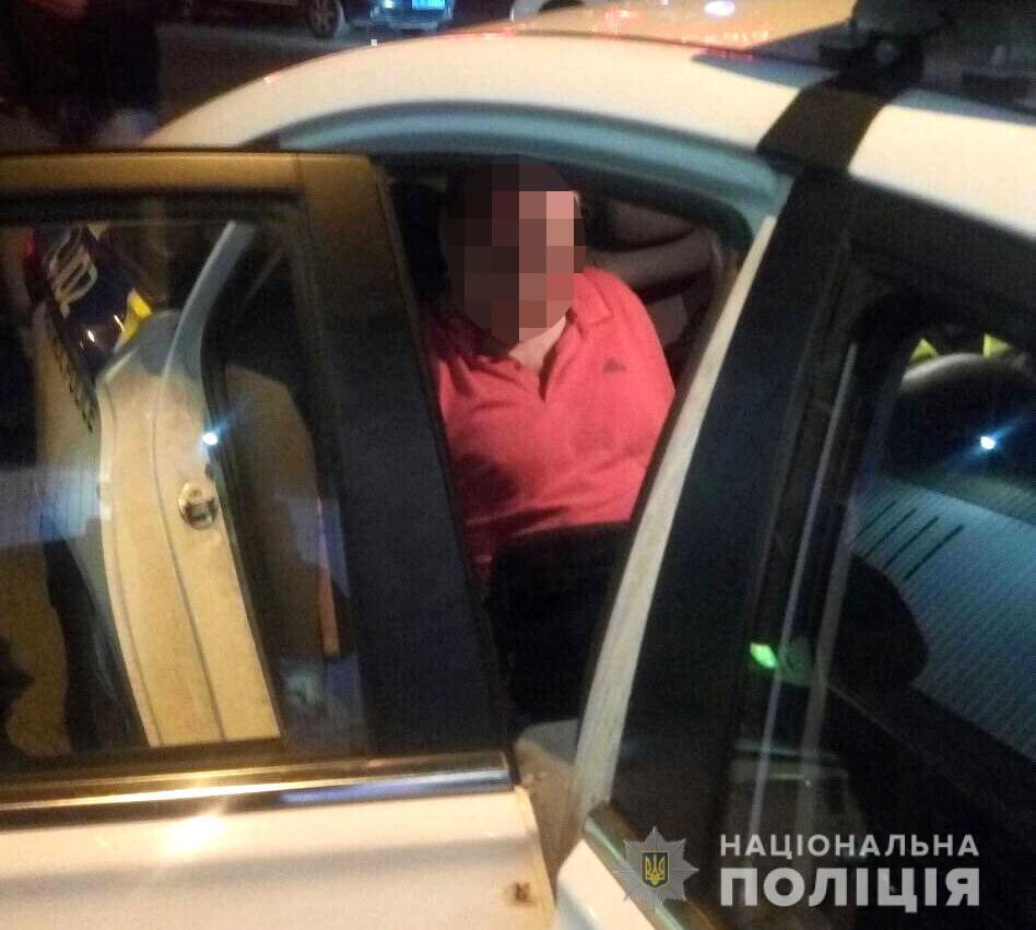 У Київському кафе чоловік палив з пістолета по поліцейських. Є постраждалі (ФОТО)