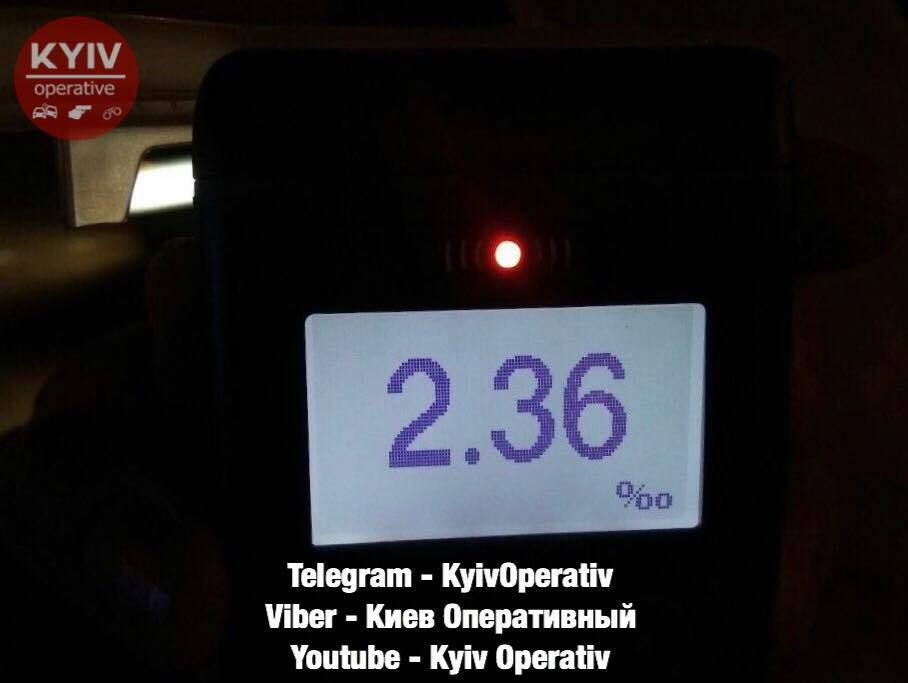 Врізались в бордюр і пішли далі пиячити - як у Києві гуляють поліцейські (ФОТО)