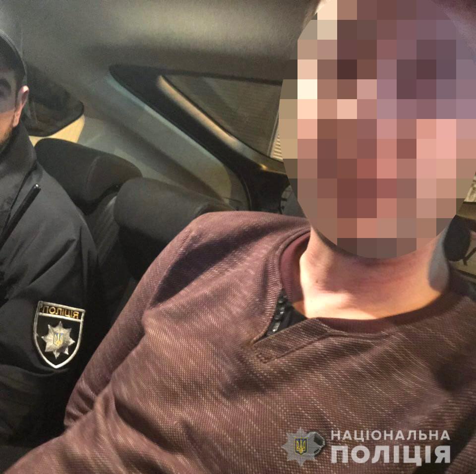 У Київському кафе чоловік палив з пістолета по поліцейських. Є постраждалі (ФОТО)