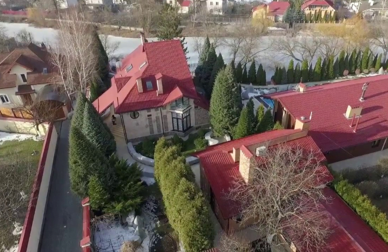 Повернути все: суд хоче арештувати землю під будинком рейдерки Софієнко у Києві