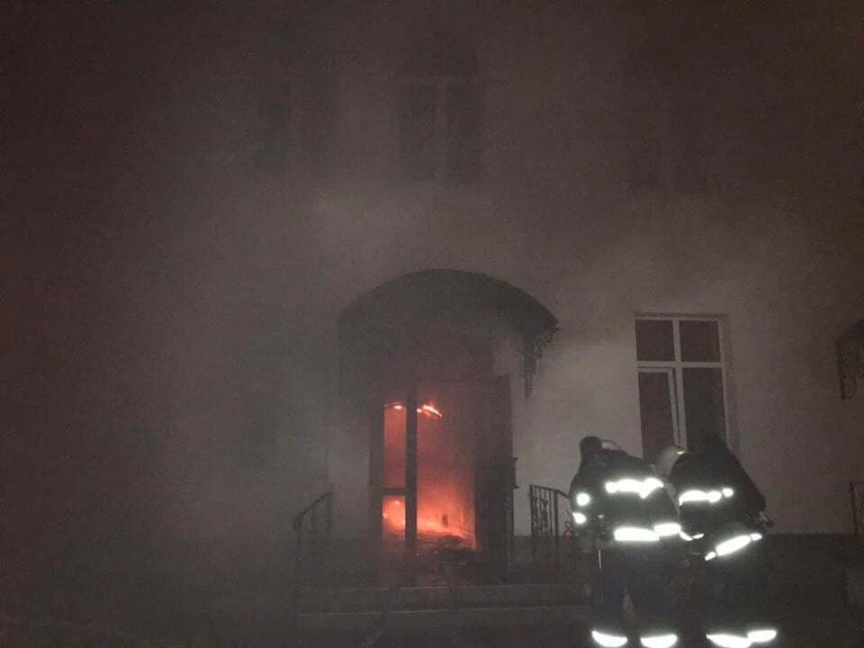 Церква з людьми всередині несподівано загорілася в Миколаєві – відео та фото