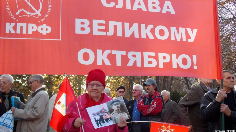 ''На колінах, з попами і Сталіним'', – в Мережі з'явилися фото святкування ''червоного дня'' фанатиками в Криму