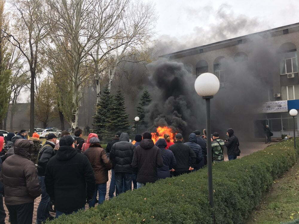 Розлючені жителі Кривого Рогу пішли штурмом на ''Криворіжгаз'': ЗМІ повідомили про захоплення заручників – фото