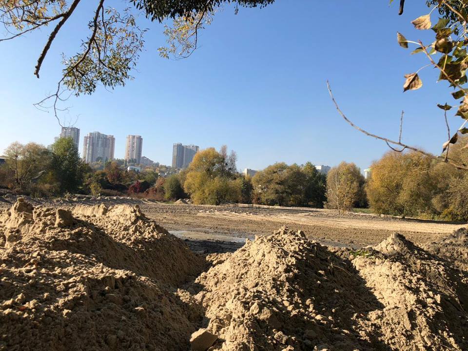 Піщані браконьєри на Корчуватому у Києві продовжують свої чорні справи