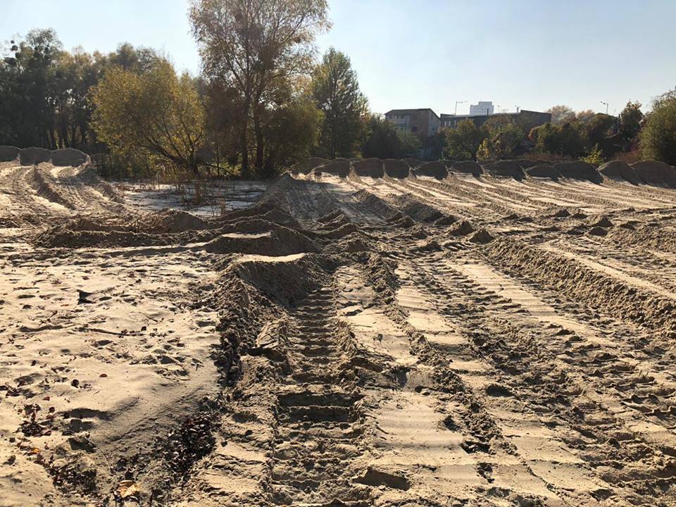 Піщані браконьєри на Корчуватому у Києві продовжують свої чорні справи