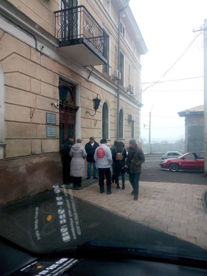 Біганина і хованки: як скандальна в.о. ректора Одеського медуніверситету спілкується з журналістами