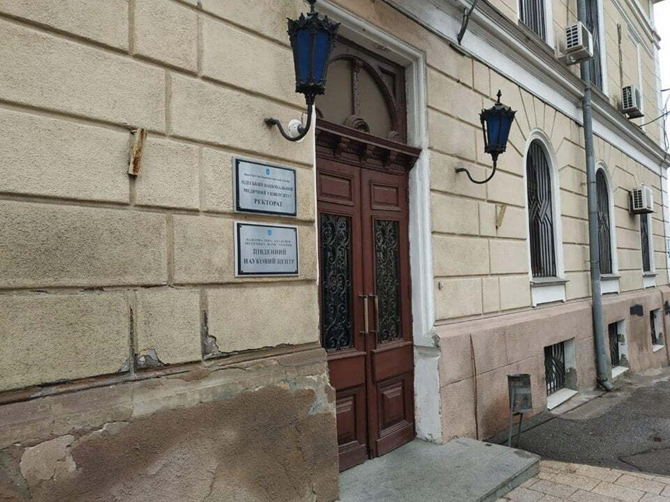 Біганина і хованки: як скандальна в.о. ректора Одеського медуніверситету спілкується з журналістами