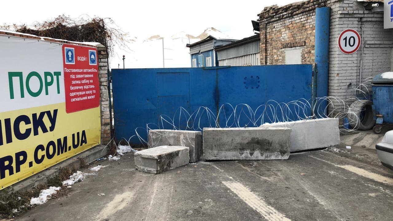 Колючий дріт і барикади з бетонних блоків: у Києві блокують роботу легального видобувача піску