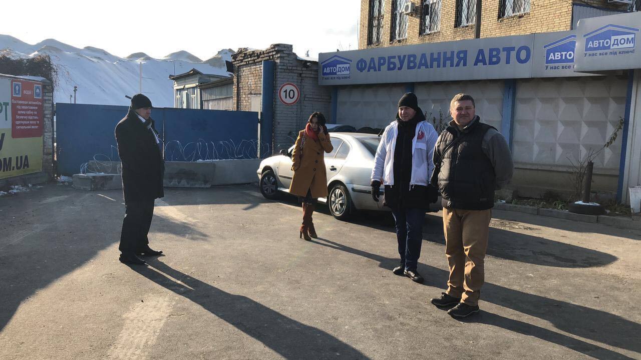 Колючий дріт і барикади з бетонних блоків: у Києві блокують роботу легального видобувача піску