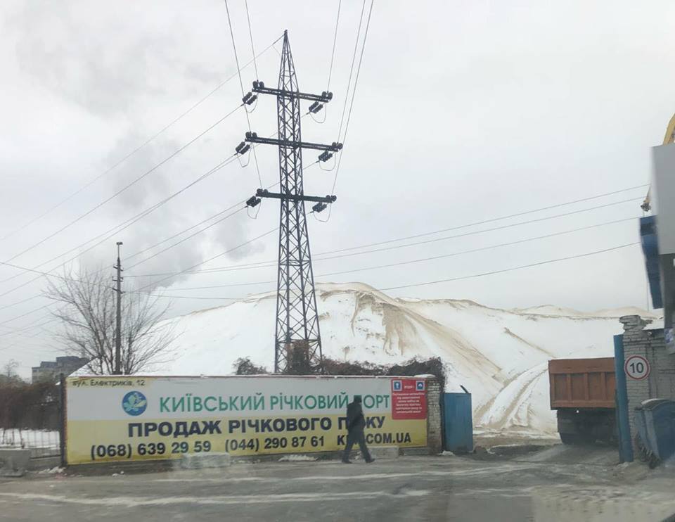 Тітушки звільнили територію Київського річкового порту: видобувач піску відновив роботи