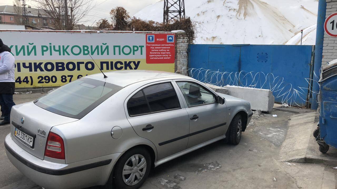 Колючий дріт і барикади з бетонних блоків: у Києві блокують роботу легального видобувача піску