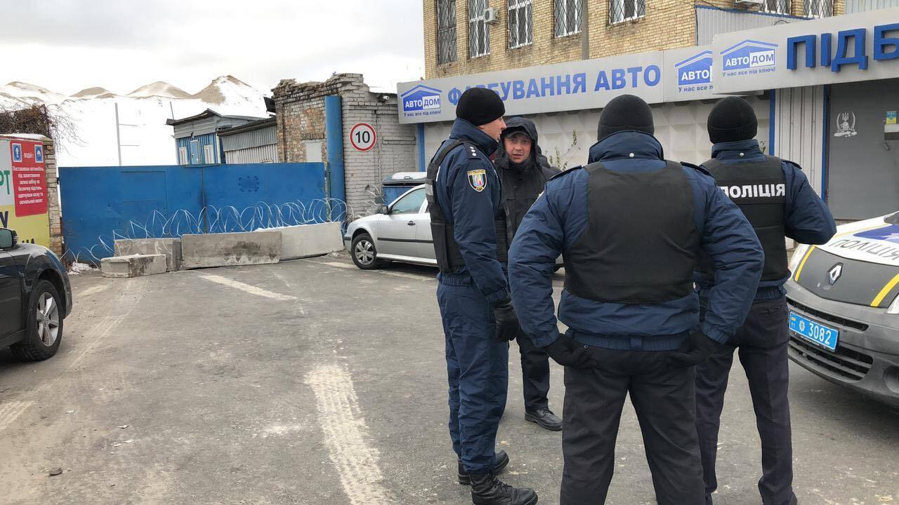 Колючий дріт і барикади з бетонних блоків: у Києві блокують роботу легального видобувача піску