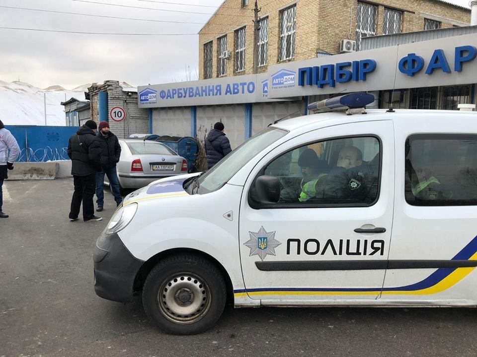 Колючий дріт і барикади з бетонних блоків: у Києві блокують роботу легального видобувача піску