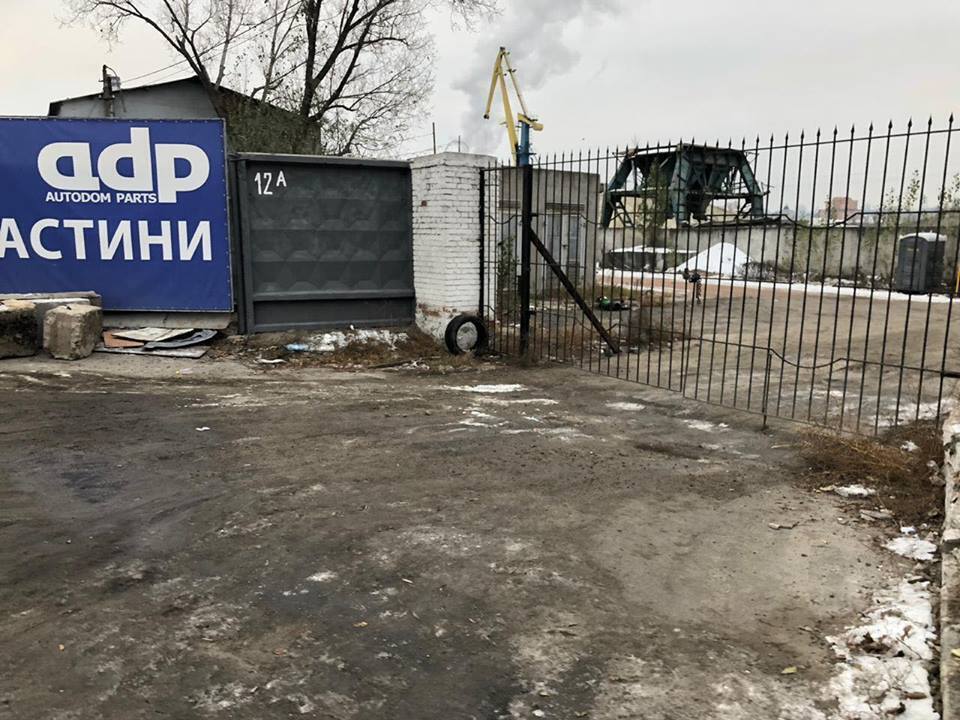 Тітушки звільнили територію Київського річкового порту: видобувач піску відновив роботи