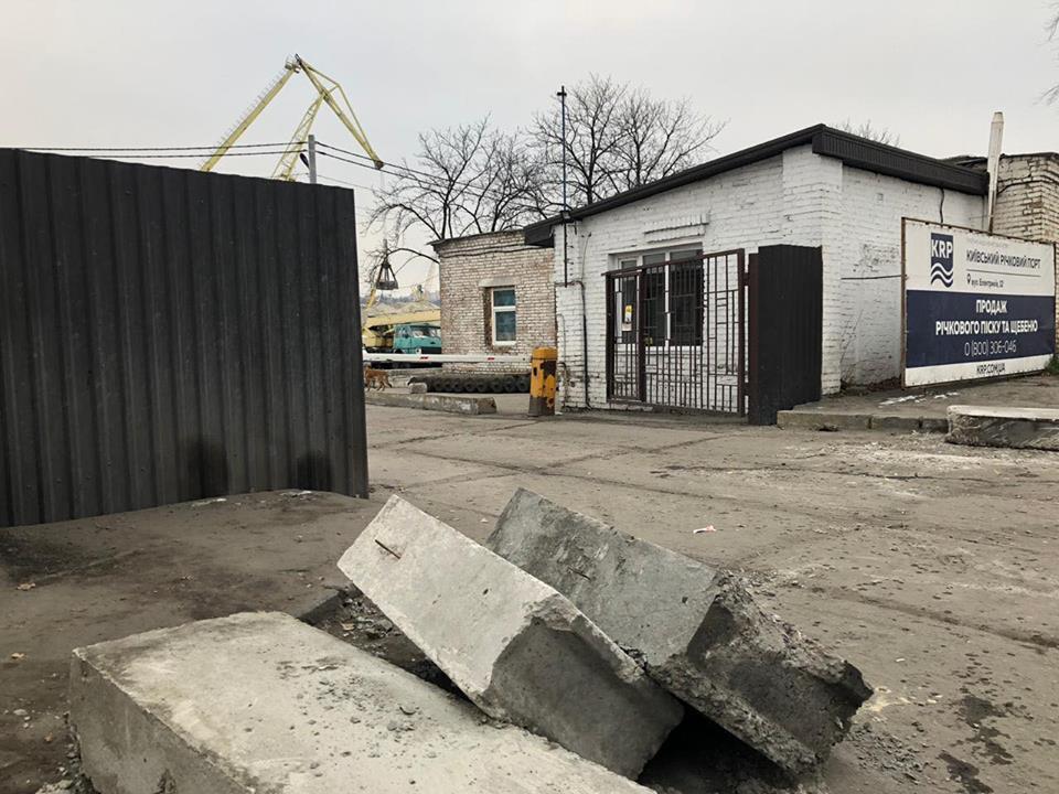 Тітушки звільнили територію Київського річкового порту: видобувач піску відновив роботи