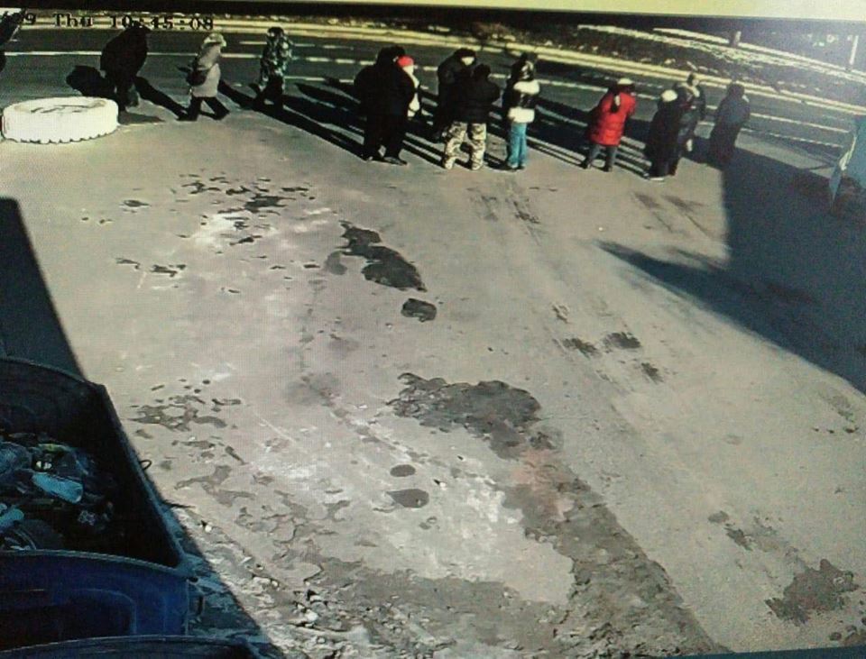 Замість колючого дроту – живий ланцюг зі ''старушок-тітушок'': у Києві знову блокують роботу ''Річпорту''