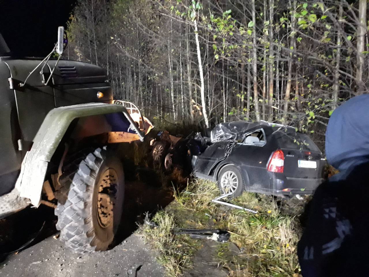 Лісовоз розчавив одну машину, друга вигоріла дотла: в страшній ДТП біля Рівного загинуло двоє людей – кадри