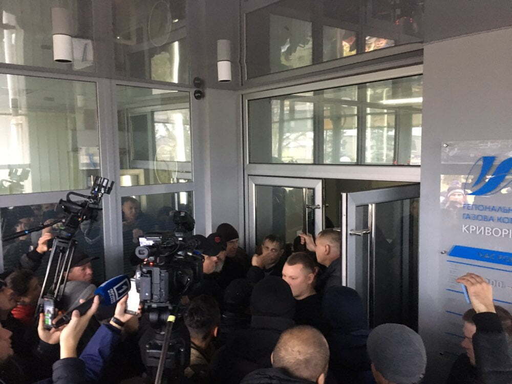 Розлючені жителі Кривого Рогу пішли штурмом на ''Криворіжгаз'': ЗМІ повідомили про захоплення заручників – фото