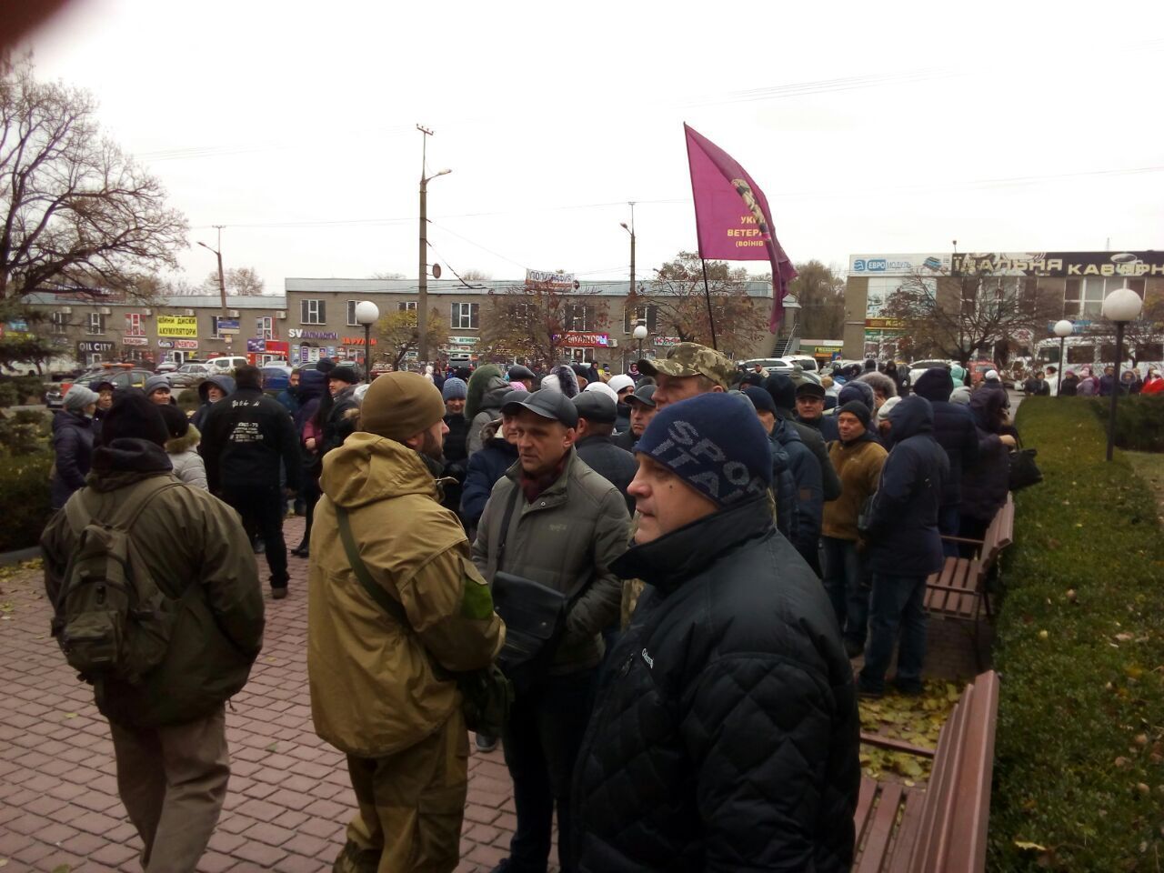 Розлючені жителі Кривого Рогу пішли штурмом на ''Криворіжгаз'': ЗМІ повідомили про захоплення заручників – фото