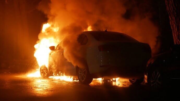 ''Гори-гори ясно'' - вночі біля посольства РФ згоріла дипломатична автівка (відео)
