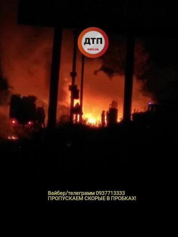 Під Києвом сталася масштабна пожежа на АЗС: кілька тонн палива розлилося по дорозі – кадри